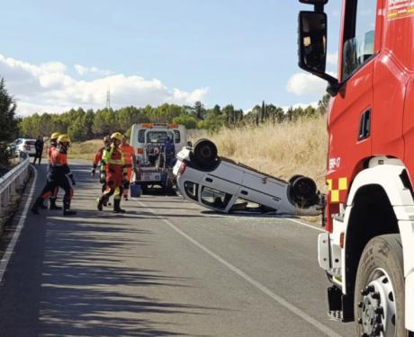 Vuelco de un turismo en la carretera de Nohales deja un herido