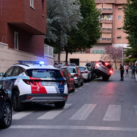 Una conductora resulta herida tras colisionar con dos vehículos estacionados en la calle Pío Baroja