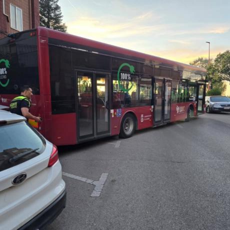 Una avería provoca el choque de un autobús urbano contra varios coches estacionados