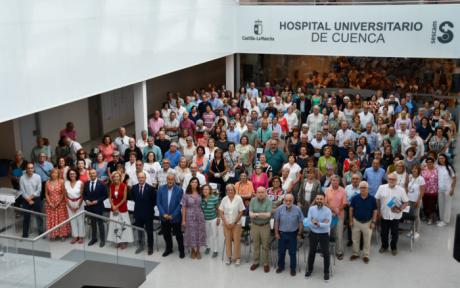 El nuevo Hospital Universitario de Cuenca acoge un emotivo homenaje a los 342 jubilados del Virgen de la Luz