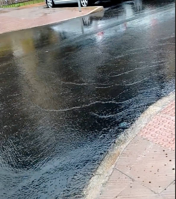 Riadas de agua y charcos en las calles recién asfaltadas