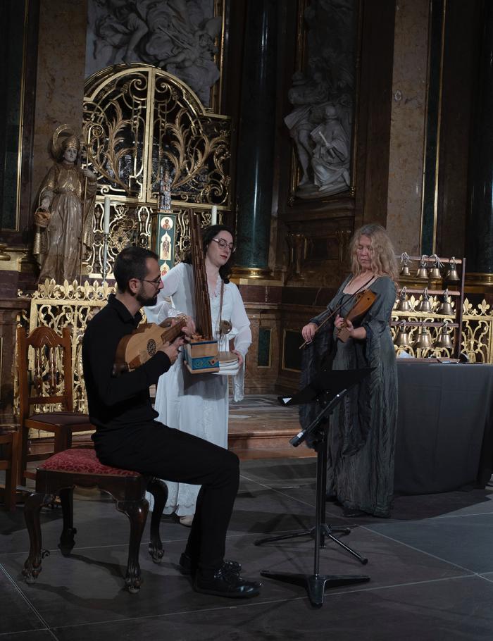 La música mística de Hildegarda von Bingen emociona en la Catedral de Cuenca dentro del festival Mirabilia