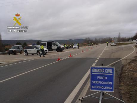 La Guardia Civil investiga dos accidentes de tráfico, donde los automovilistas conducían bajo la influencia de bebidas alcohólicas