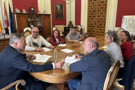 El Ayuntamiento recibe a la nueva Directiva de Amigos del Carnaval de Cuenca