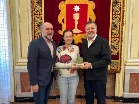 Ana Belén Yuste recibe de forma efectiva el Premio Ciudad de Cuenca 2025 por su labor educativa
