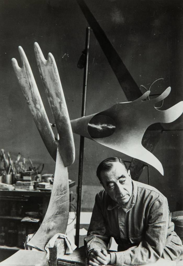 Una muestra actualiza la figura del escultor Ángel Ferrant en el Museo de Arte Abstracto