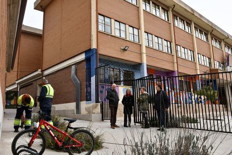 Los centros educativos de Cuenca contarán con nuevos aparcabicicletas