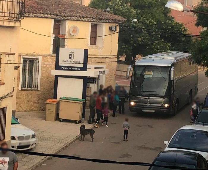 Once niños de Arguisuelas tienen que ir al colegio en coches particulares al no llevar el autobús escolar monitor que les cuidara