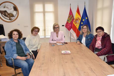 La asociación "La Fuente del Ábamo" prepara una jornada de convivencia y exhibición de bolillos