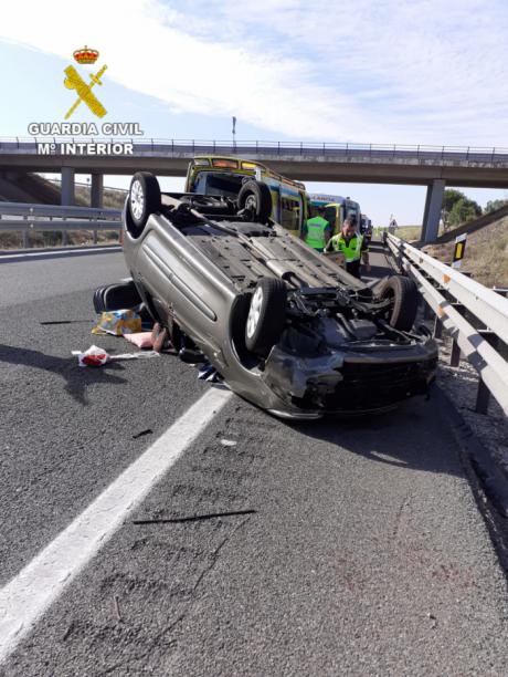 La Guardia Civil auxilia a dos heridos en un accidente de circulacio&#769;n