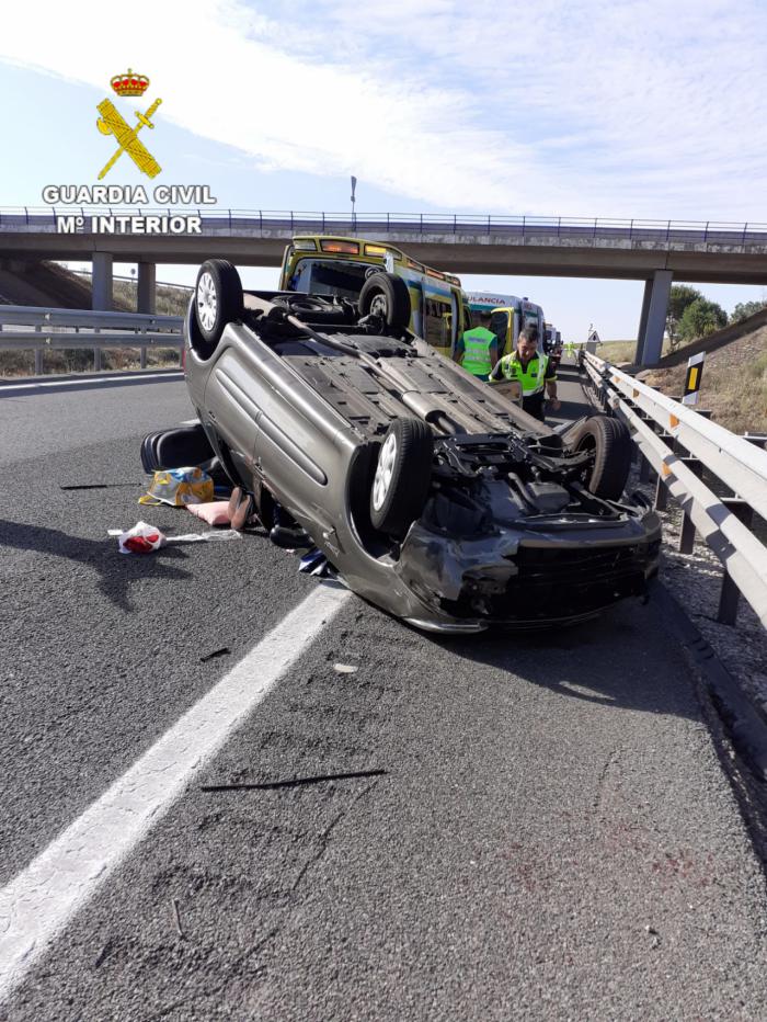La Guardia Civil auxilia a dos heridos en un accidente de circulación