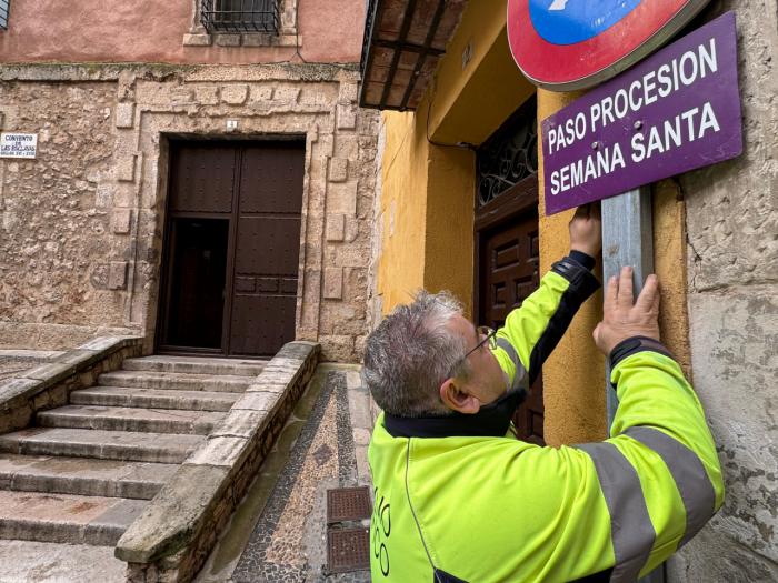 El Servicio de Obras del Ayuntamiento de Cuenca instala la señalética adicional específica de Semana Santa