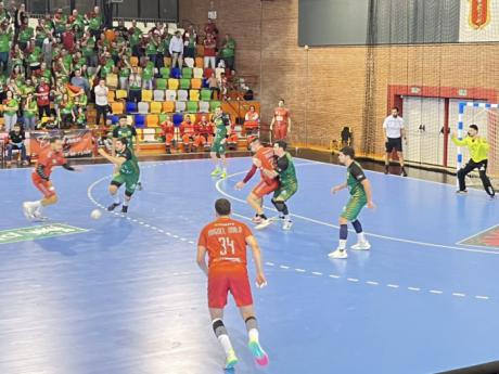 Al Cuenca le crecen los enanitos, pero aún así vende cara su derrota (25-27)