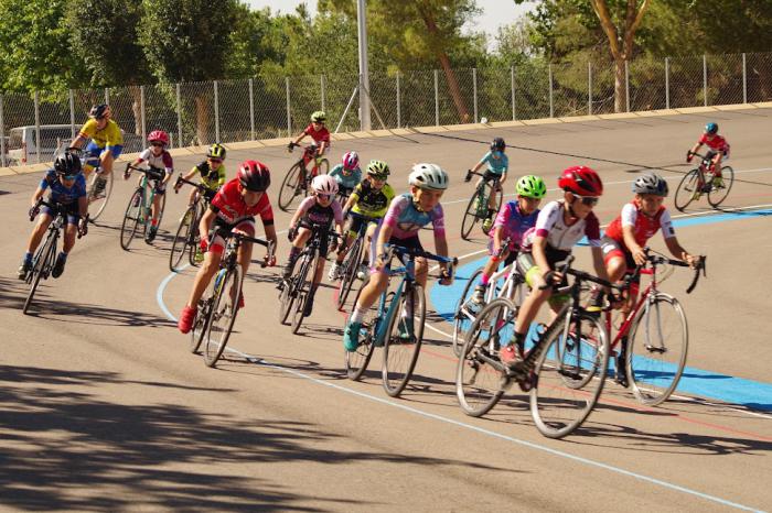 El IV Trofeo Hermanos Herrada lleva el mejor ciclismo de escuelas al velódromo de Mota del Cuervo
