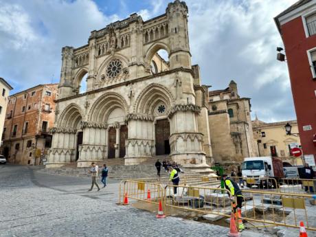 El Servicio de Obras del Ayuntamiento de Cuenca ultima las necesidades de baldosado en la Plaza Mayor de cara a Semana Santa