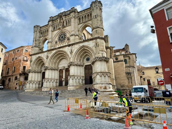 El Servicio de Obras del Ayuntamiento de Cuenca ultima las necesidades de baldosado en la Plaza Mayor de cara a Semana Santa