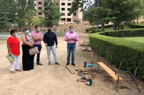 La reposición de bancos de la ciudad y sus pedanías alcanzará a unos 700 de estos elementos urbanos