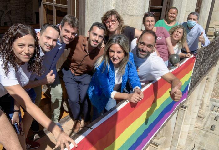 Toledo arranca la celebración de la semana ‘Toledo Entiende’ con el despliegue de la bandera arcoíris en el Ayuntamiento