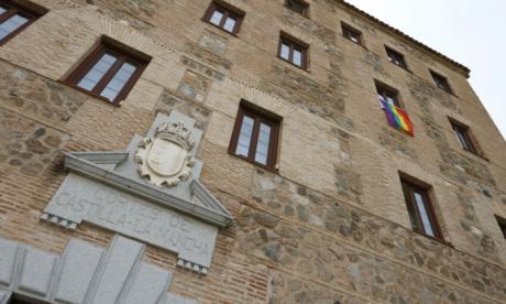 La bandera arcoíris cuelga un año más en la fachada principal de las Cortes de Castilla-La Mancha