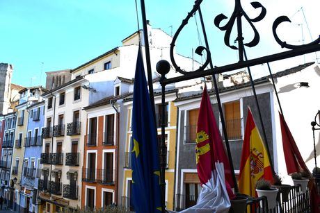 El Ayuntamiento de Cuenca baja las banderas a media asta por las víctimas del accidente ferroviario de Córdoba