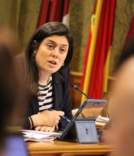 Bea Jiménez critica el rechazo del PSOE a compensar a los usuarios de la piscina Silvia Lara