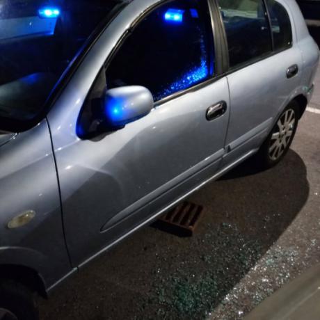 Un individuo rompe la luna de un coche con una tapa de alcantarilla en Cuenca
