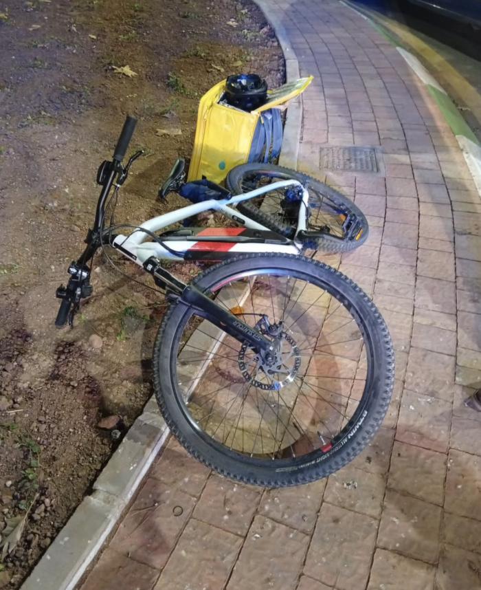 Un ciclista resultó herido anoche en la rotonda de Hermanos Bécerril con Orégano, en un accidente que también involucró a un motorista y un conductor de VMP.