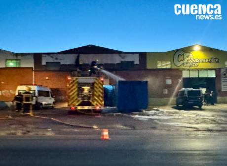 El incendio en un contenedor de ruedas provoca una columna de humo negro visible desde distintos puntos de la ciudad
