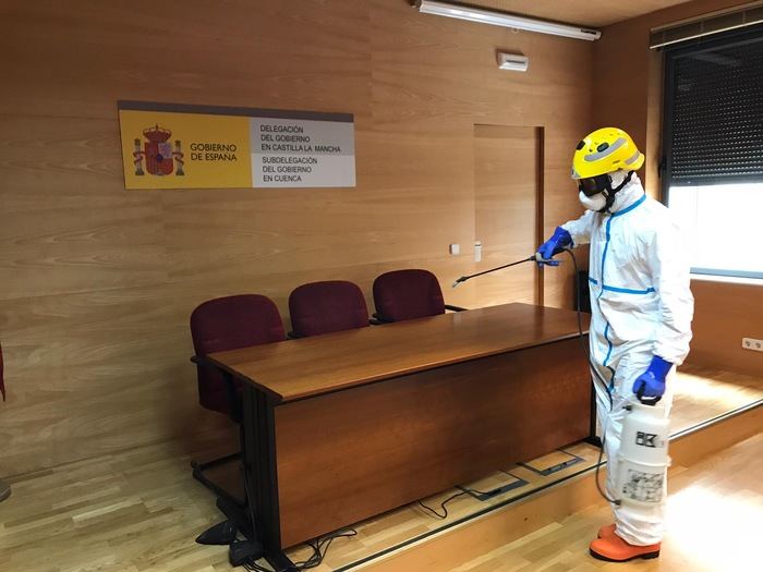 Los Bomberos del Ayuntamiento desinfectan dependencias institucionales e instan al confinamiento a vuelo de dron