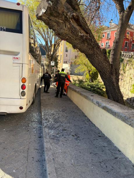 Un autobús de músicos colisiona contra un árbol en la calle Palafox sin causar heridos