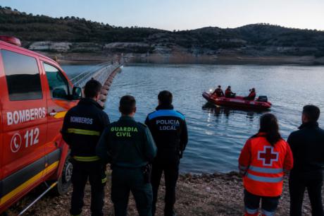 Intensa búsqueda de un joven de 23 años desaparecido en un pantano tras pedir ayuda desde el agua