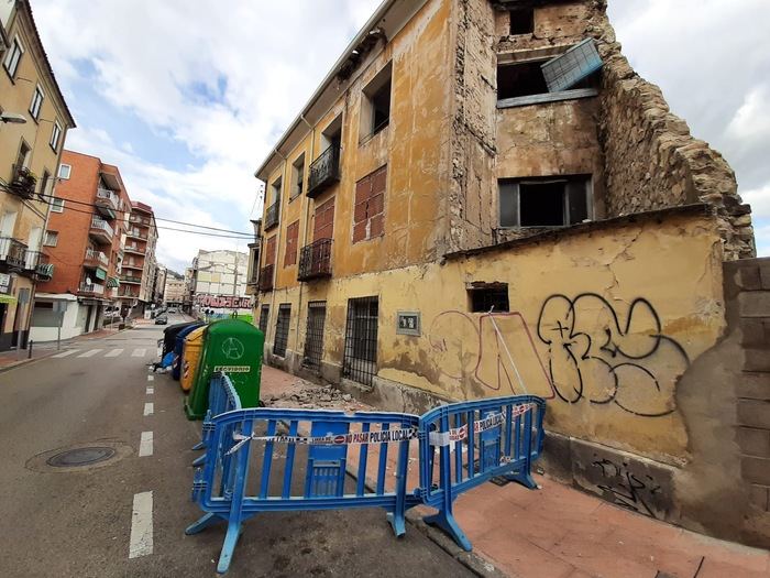 La Asociación de Vecinos del barrio de Casablanca pide medidas urgentes ante un deteriorado edificio de la calle Diego Jiménez