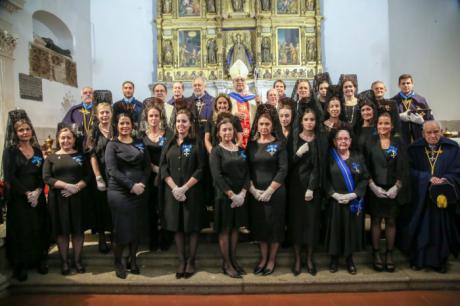 El convento de Santa Isabel acoge el acto de imposición de lazos y veneras de la Cofradía Mozárabe de Toledo