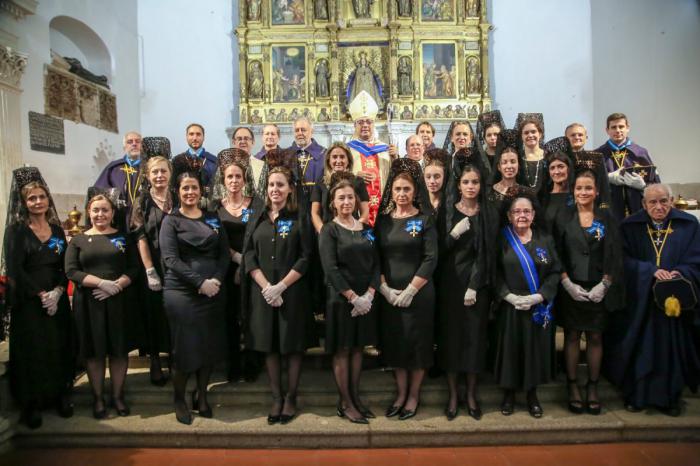 El convento de Santa Isabel acoge el acto de imposición de lazos y veneras de la Cofradía Mozárabe de Toledo
