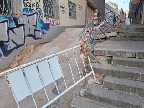Cuenca en Marcha reclamará en el Pleno la reparación de unas escaleras que siguen sin arreglarse dos años después de las obras de la Red de Calor