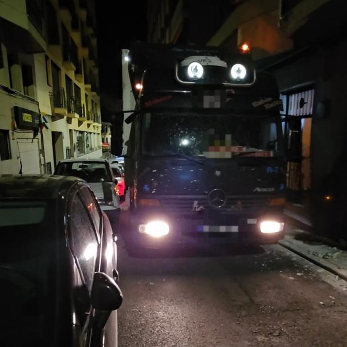 Un camión queda atascado en Mateo Miguel Ayllón tras seguir las indicaciones del GPS y causa daños a vehículos y balcones