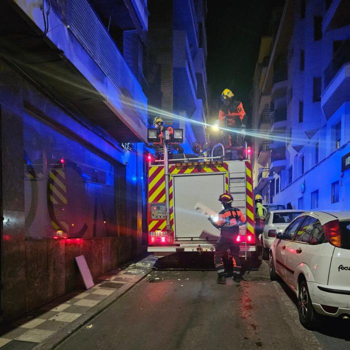 Un camión queda atascado en Mateo Miguel Ayllón tras seguir las indicaciones del GPS y causa daños a vehículos y balcones