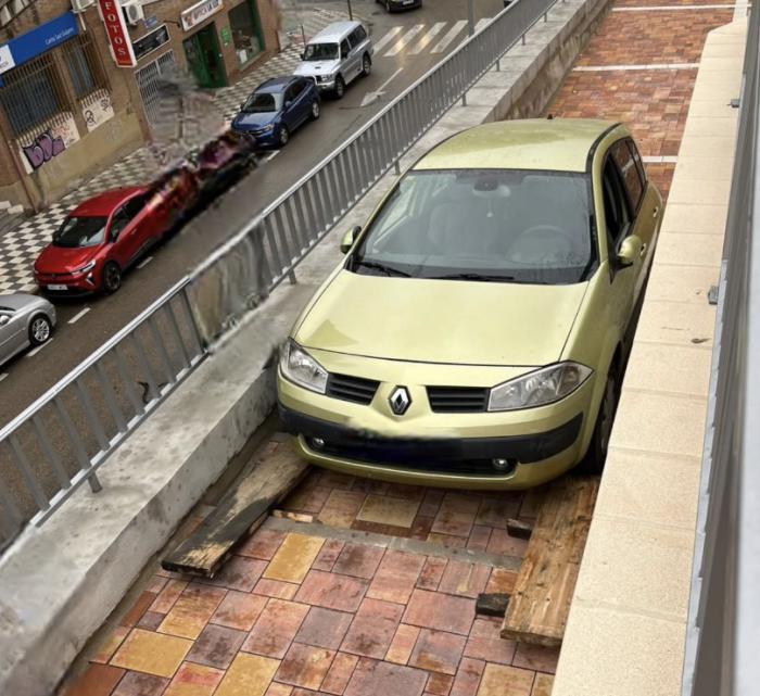 Un conductor queda atrapado en una zona peatonal del Grupo La Paz sin causar heridos