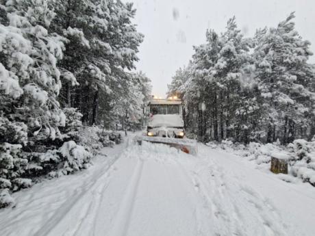 Maquinaria quitanieves trabaja en una carretera de la provincia de Cuenca para garantizar la circulación durante el temporal Kristin.