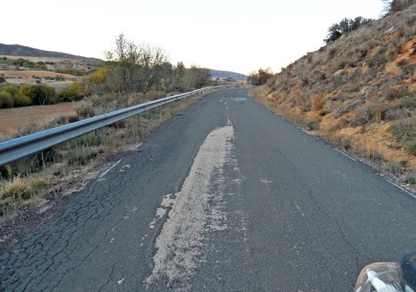 Los vecinos de Mazarulleque recogen firmas para exigir la reparación del tramo de la carretera autonómica CM2000