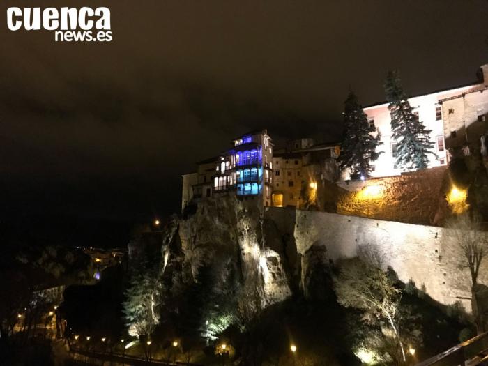 Las Casas Colgadas se iluminan con los colores de la bandera del Pueblo Gitano