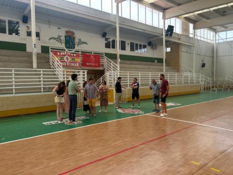 La Diputación refuerza su apoyo al deporte y al medio rural con la mejora del polideportivo de Casas de Benítez