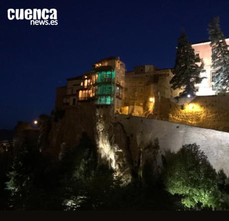 Las Casas Colgadas se iluminan de verde para concienciar sobre las enfermedades mitocondriales