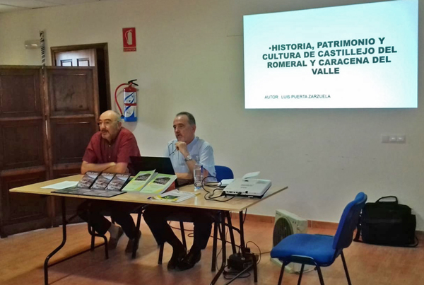 Arturo Zarzuela presentando a Luis Puerta y su obra sobre Castillejo del Romeral y Caracena del Valle