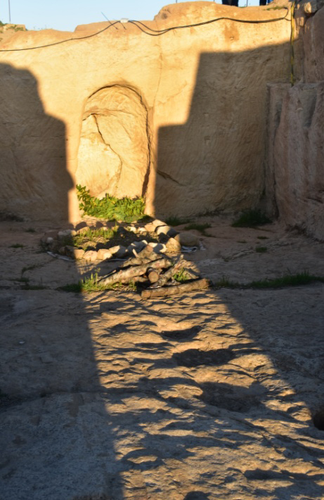 Habitación de culto del yacimiento de La Cava con el sol iluminando el santuario.