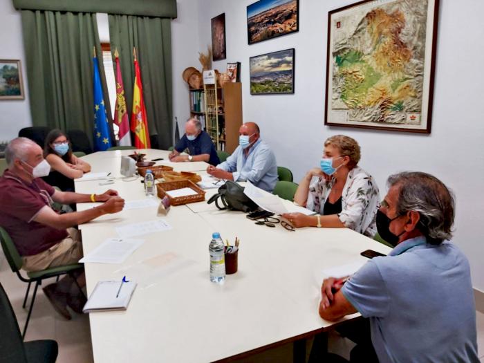 CEDER Alcarria Conquense pide reunirse con la delegada de la Junta y el presidente de la Diputación para abordar el problema de los gastos que asumen los ayuntamientos por el mantenimiento de consultorios y colegios