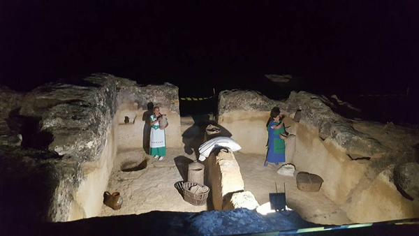 Recolectoras almacenando en el santuario. Foto: 'Asociación Cultural La Cava'