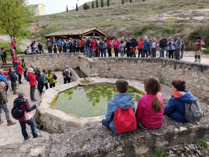 Cuevas de Velasco abre el Circuito de Senderismo con 120 participantes en la Alcarria conquense
