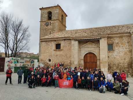 Valeria estrena el sendero 'De puente a puente' con lleno de senderistas