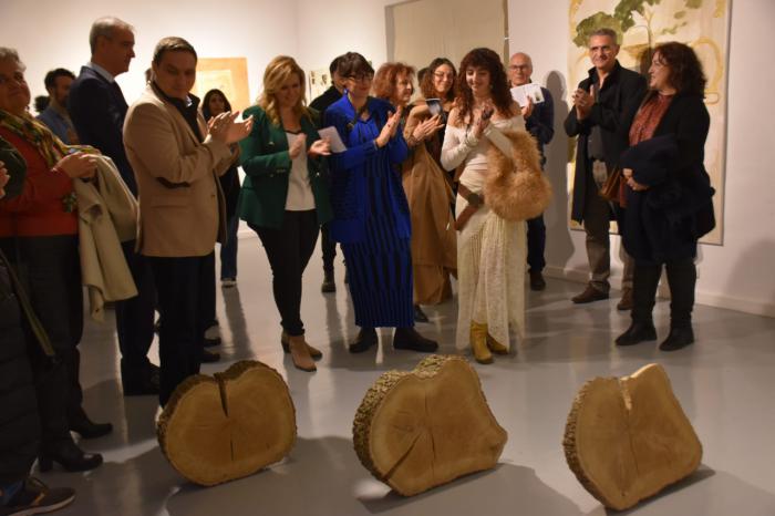Autoridades y responsables culturales, durante la inauguración de la exposición Geografías del Silencio, que clausura la primera promoción del Centro de Creadores Contemporáneos de Cuenca (4C) en el Museo Casa Zavala.